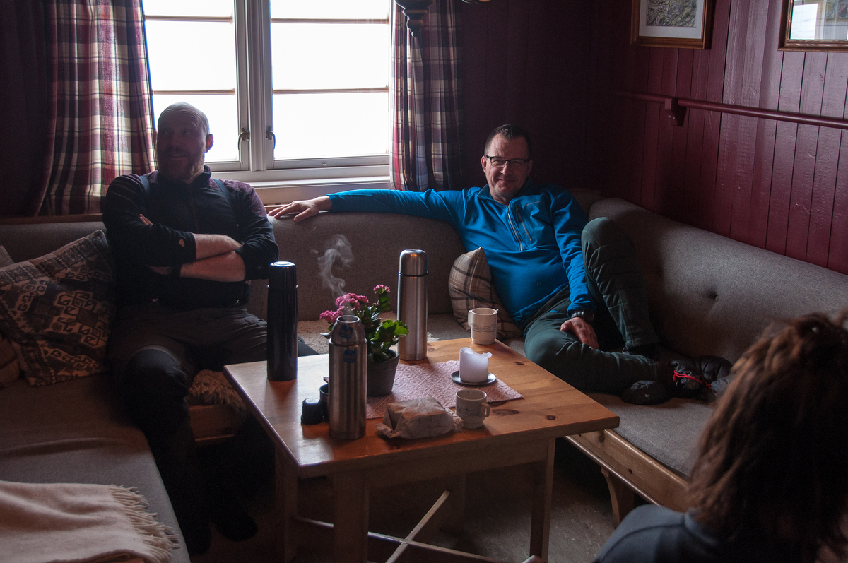 Nach dem Sturm auf der Hütte ist Zeit für die Reflexion der Tour bei Kaffee und Tee (Foto: Lutz Grünke)