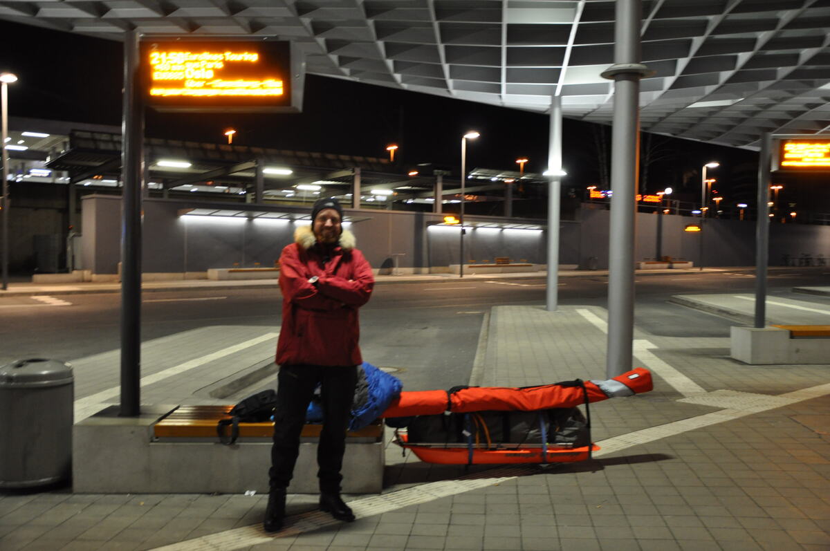 Warten in Hannover auf den Fernbus von Paris nach Oslo, um von dort in die Hardangervidda zu gelangen (Foto: Malte Hübner)