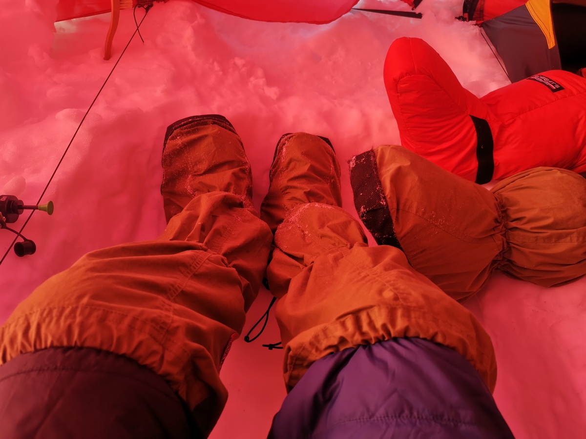 Mit dicken Daunensocken und Überschuhen bleiben deine Füße warm (Foto: Malte Hübner)