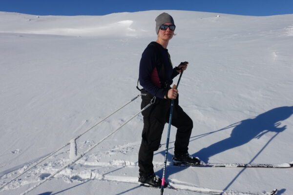 Lange Skistöcke mit großen Schneetellern sind im losen Tiefschnee die beste Wahl (Foto: Malte Hübner)