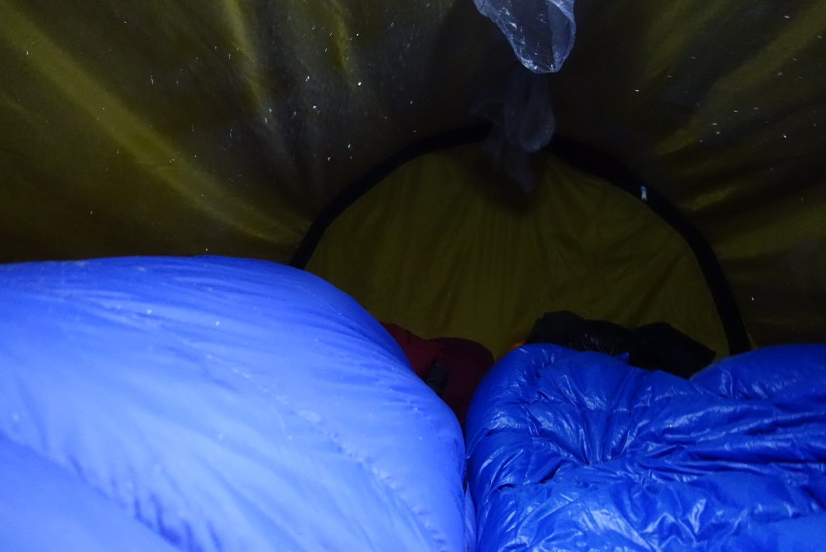 Zwei Winterschlafsäcke füllen ein Drei-Personen-Zelt gut aus (Foto: Malte Hübner)