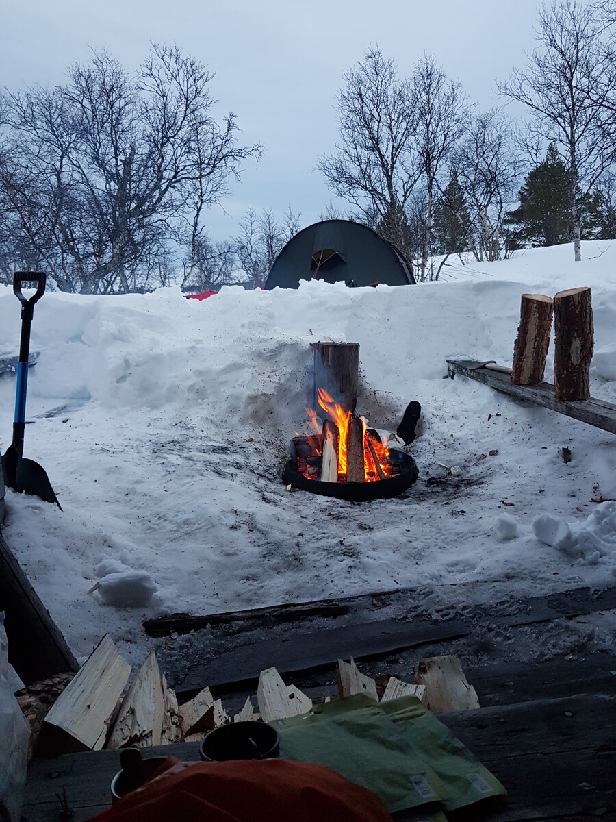 Weil alles nass war, haben wir neben einer Schutzhütte mit Feuerstelle gezeltet (Foto: Malte Hübner)