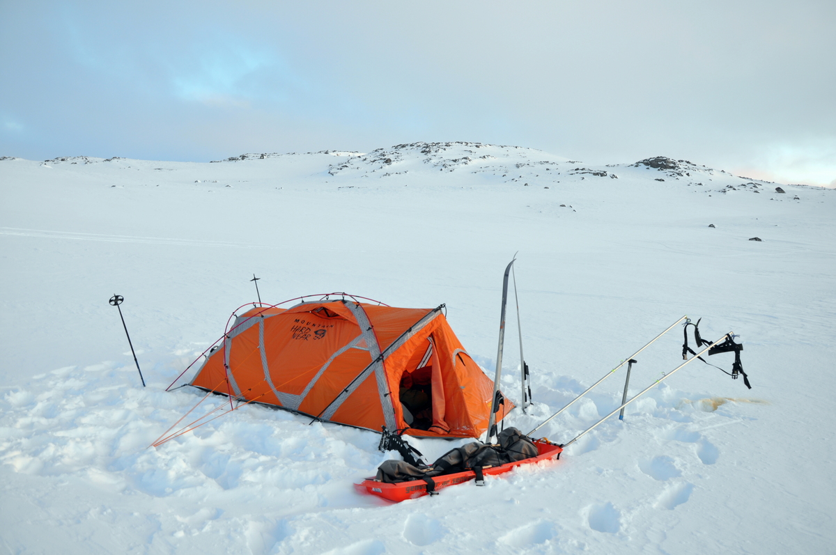 Mit Ski und Skistöcken als Schneeheringe ist ein Zelt schneller aufgebaut (Foto: Malte Hübner)