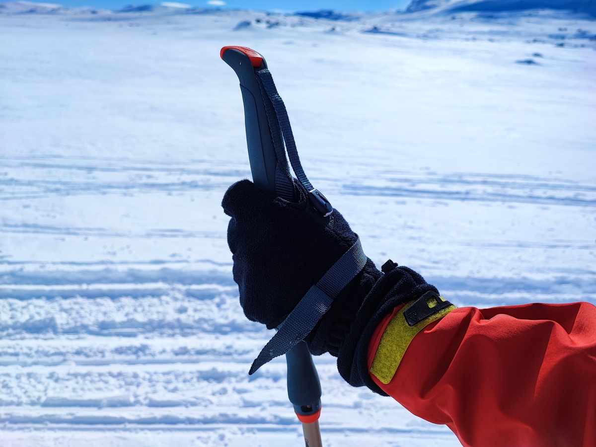 Handschuhtaugliche Griffe an den Skistöcken (Foto: Malte Hübner)