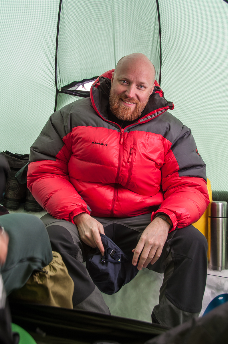 Da das Zelt nicht isoliert, trage ich auch im Zelt meine Daunenjacke (Foto: Lutz Grünke)