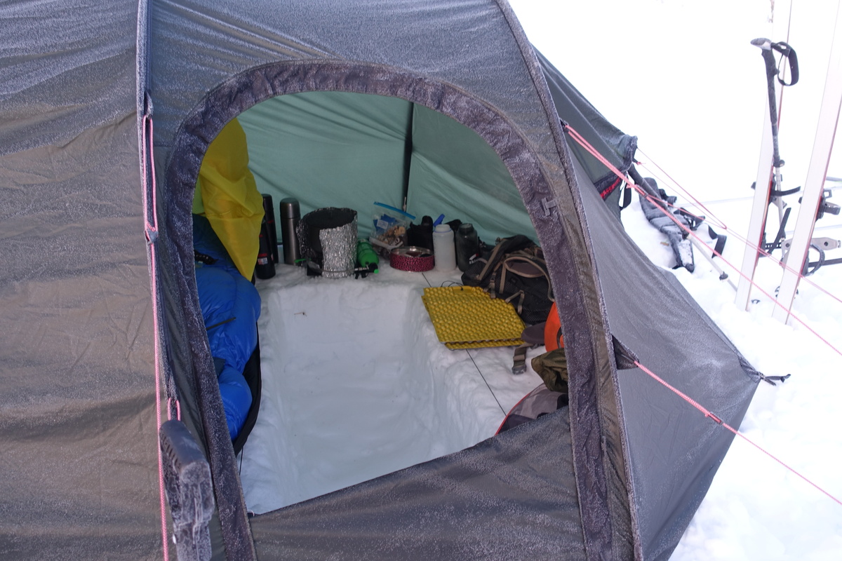 Ein Graben in der Apsis für Stehhöhe im Zelt gehört zu dem Komfort, den eine Schneeschaufel liefert (Foto: Malte Hübner)