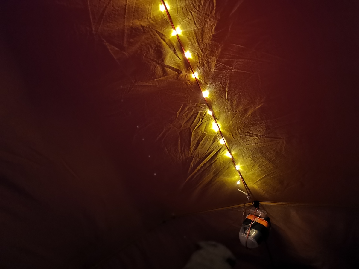 Ich habe neben der Stirnlampe noch eine Lichterkette am Zelthimmel für gemütliches Licht (Foto: Malte Hübner)
