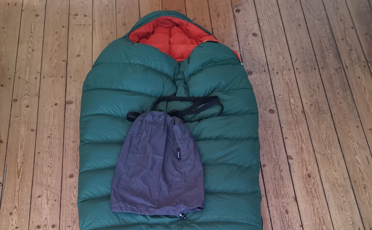Dieser Schlafsack war einige Jahre mein treuer Begleiter und dient nun noch jemand anderen (Foto: Malte Hübner)