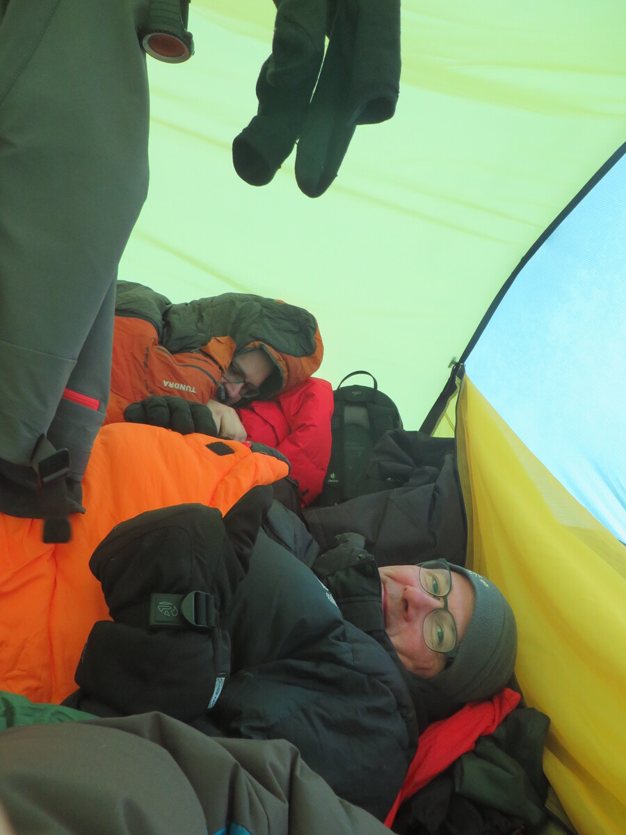 Alle liegen in ihren Schlafsäcken, denn ohne ist es zu kalt (Foto: Malte Hübner)