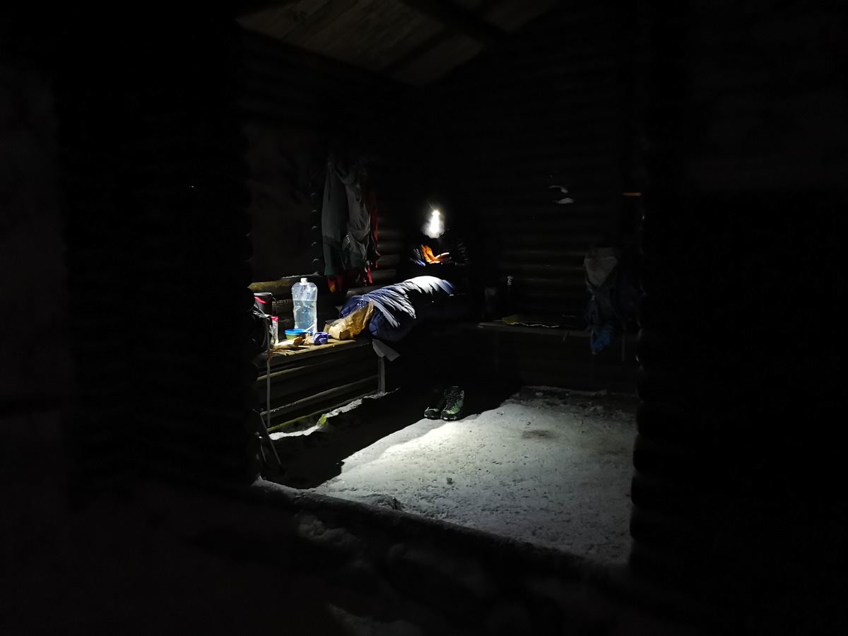 Ein Overnighter in einer offenen Schutzhütte im Mittelgebirge lässt dich mit dem Winter vertraut werden (Foto: Malte Hübner)