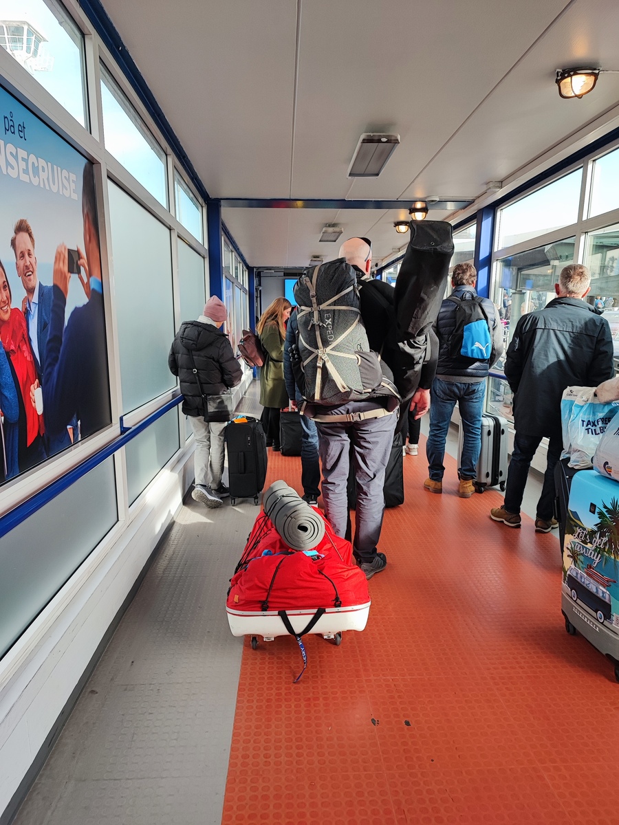 Bei der Anreise mit öffentlichen Verkehrsmitteln leistet ein kleines Rollbrett gute Dienste und bietet Komfort für die Pulka (Foto: Malte Hübner)