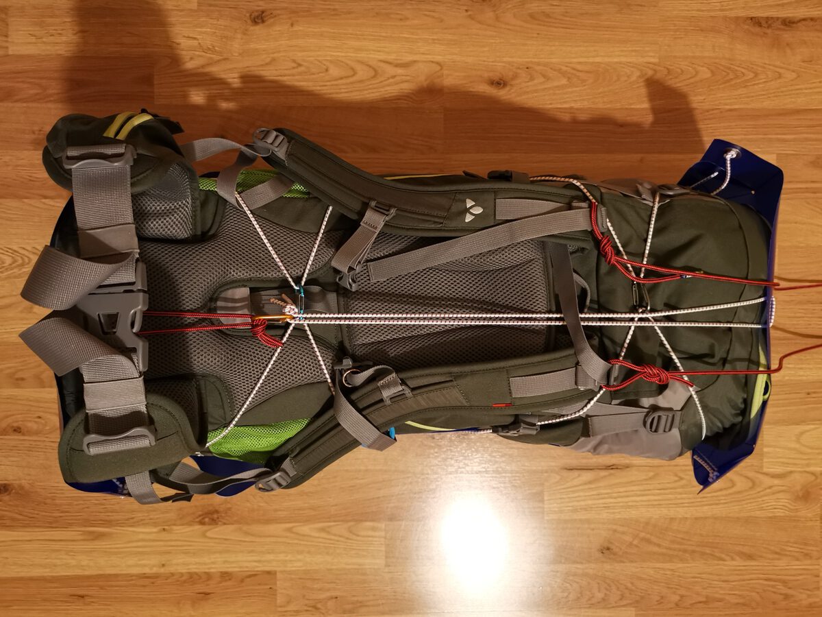 Die ultraleichte Pulka nimmt den Rucksack auf, sodass du sein Gewicht nicht tragen musst (Foto: Malte Hübner)