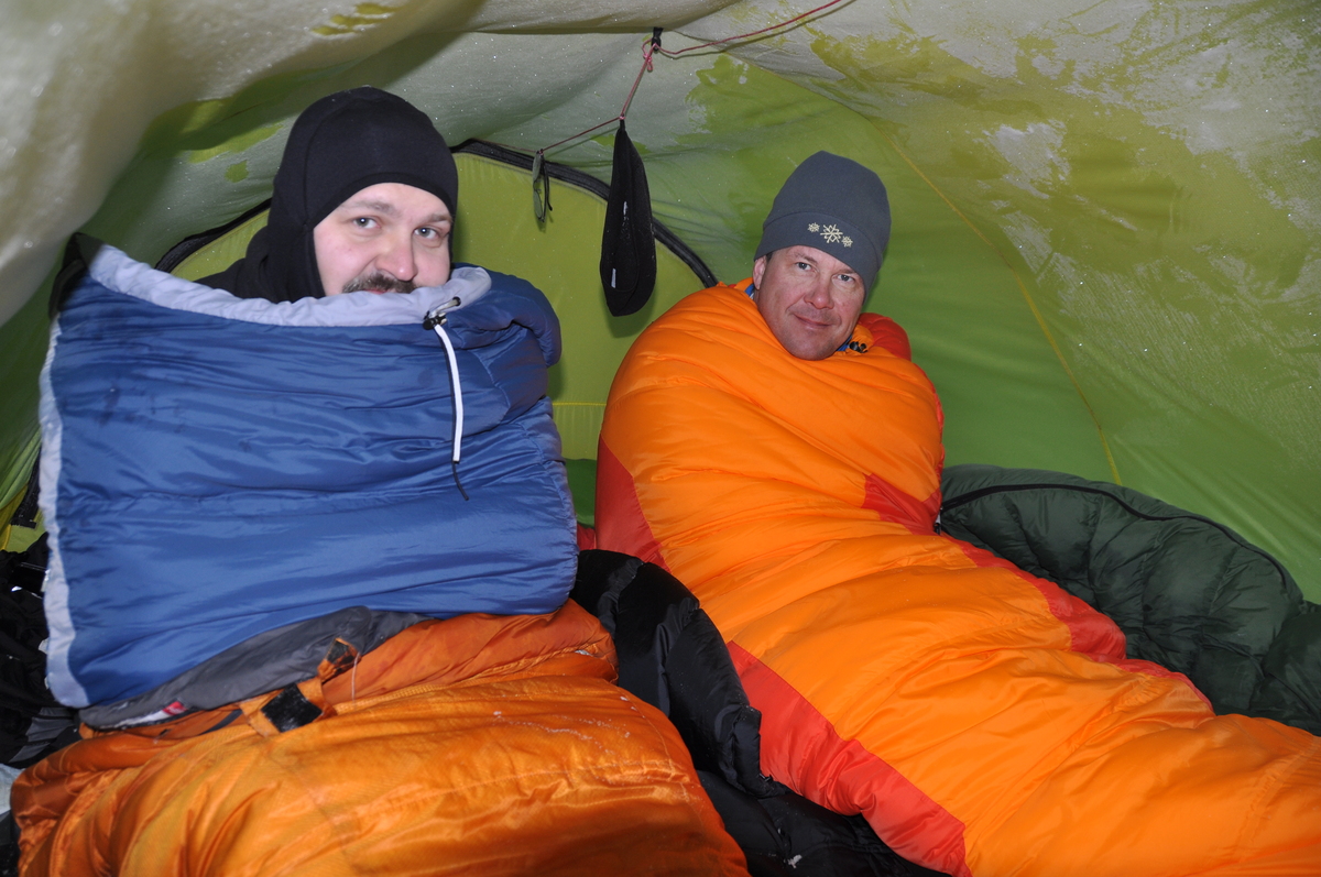Über Nacht im warmen Schlafsack für Wintertouren trotz Reifschicht am Innenzelt (Foto: Malte Hübner)