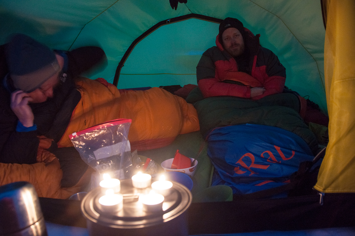 Teelichte können ein Zelt nicht ausreichend erwärmen, sorgen aber für eine kleine Wärmequelle in unmittelbarer Umgebung (Foto: Lutz Grünke)