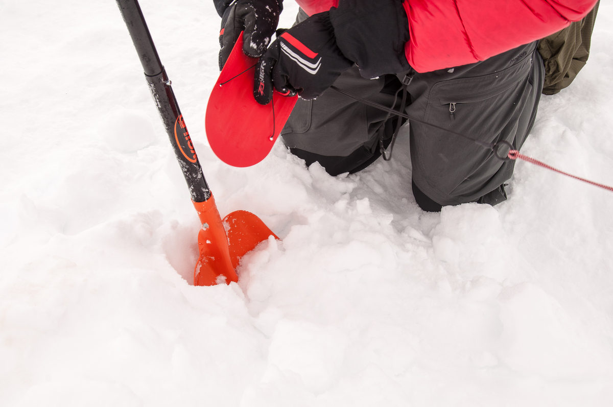 Das Blatt der Schneeschaufel wird mit einem Winkel von 30-45° in den Schnee gesteckt (Foto: Lutz Grünke)