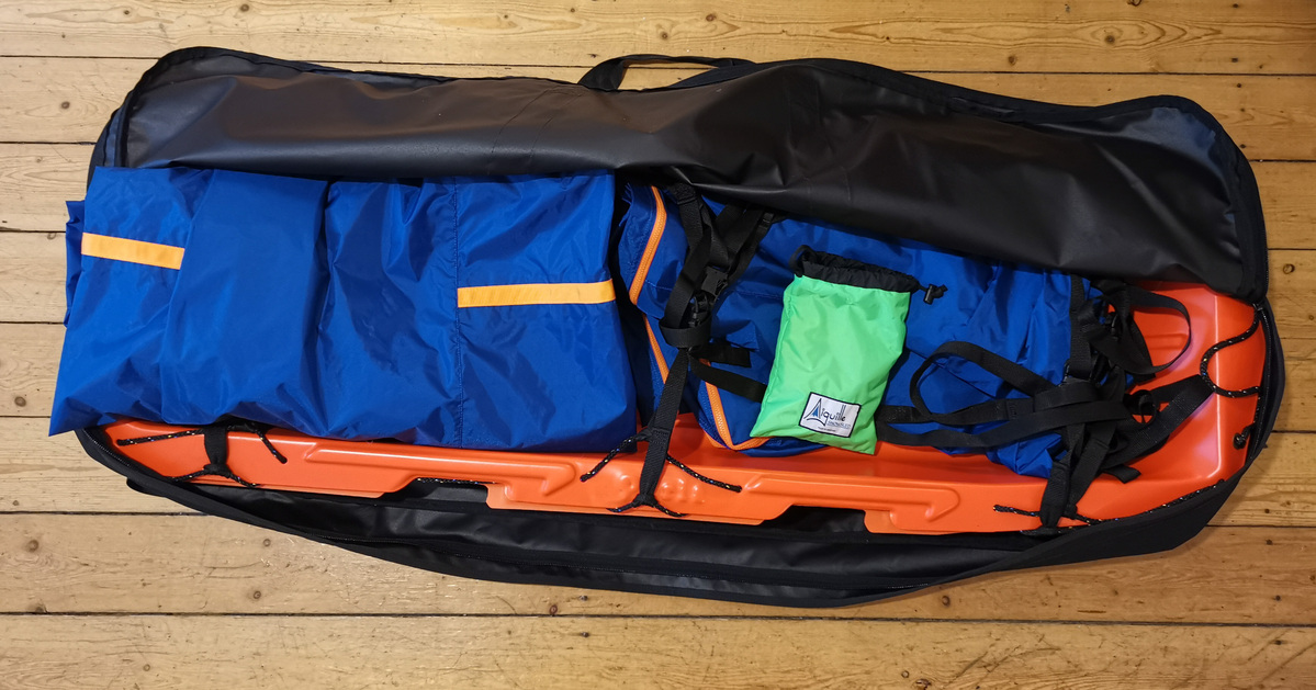 Zwei Lastenpulkas mit Taschen, Zuggeschirren und Zuggurten finden sich in meinem Pulka Verleih (Foto: Malte Hübner)