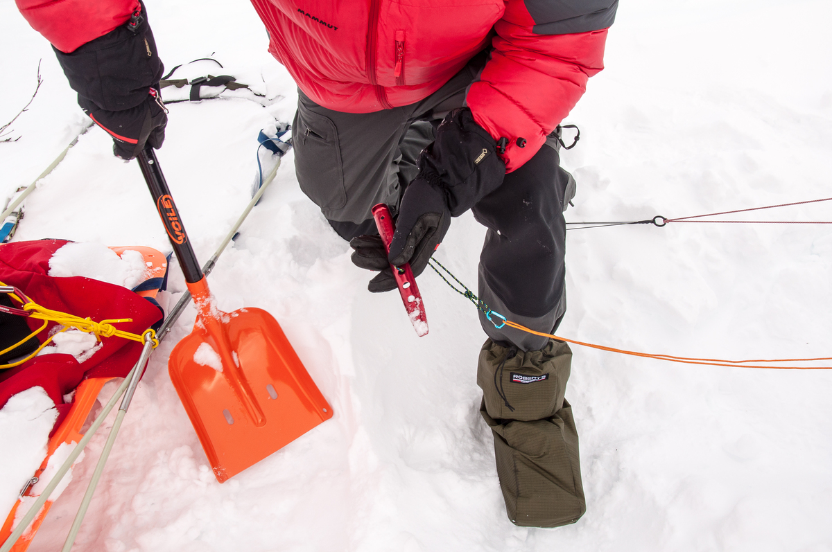 Zu den täglichen Aufgaben mit der Schneeschaufel gehört das Ein- und Ausgraben der Schneeheringe (Foto: Lutz Grünke)
