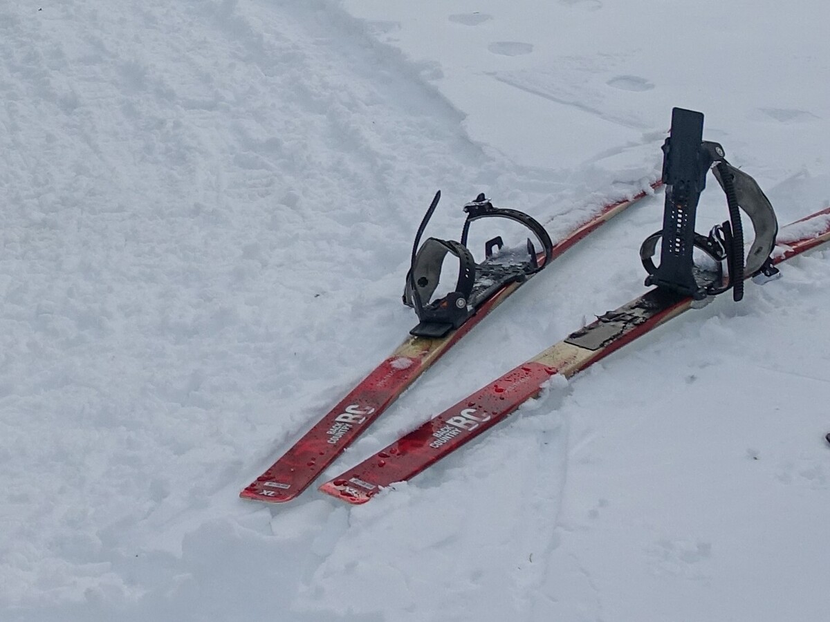 Spezielle Skibindungen ermöglichen es, mit normalen Wanderstiefeln zu fahren (Foto: Malte Hübner)