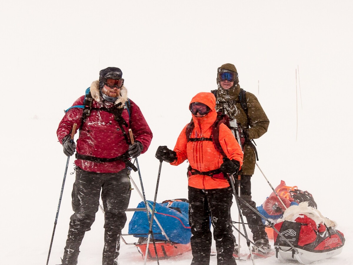 Kapuze, Mütze und Skibrille schützen uns vor dem kalten Wind (Foto: Lutz Grünke)