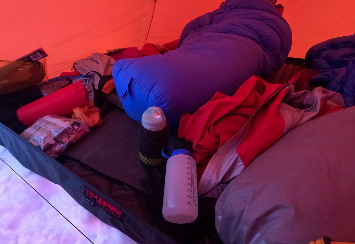 Eine Weithalsflasche dient als Wärmflasche für etwas Wärme im Zelt (Foto: Malte Hübner)