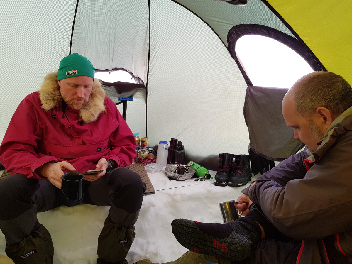 Wetter checken, Unterkunft buchen, Route anschauen - Was wären wir ohne unser Smartphone? (Foto: Malte Hübner)