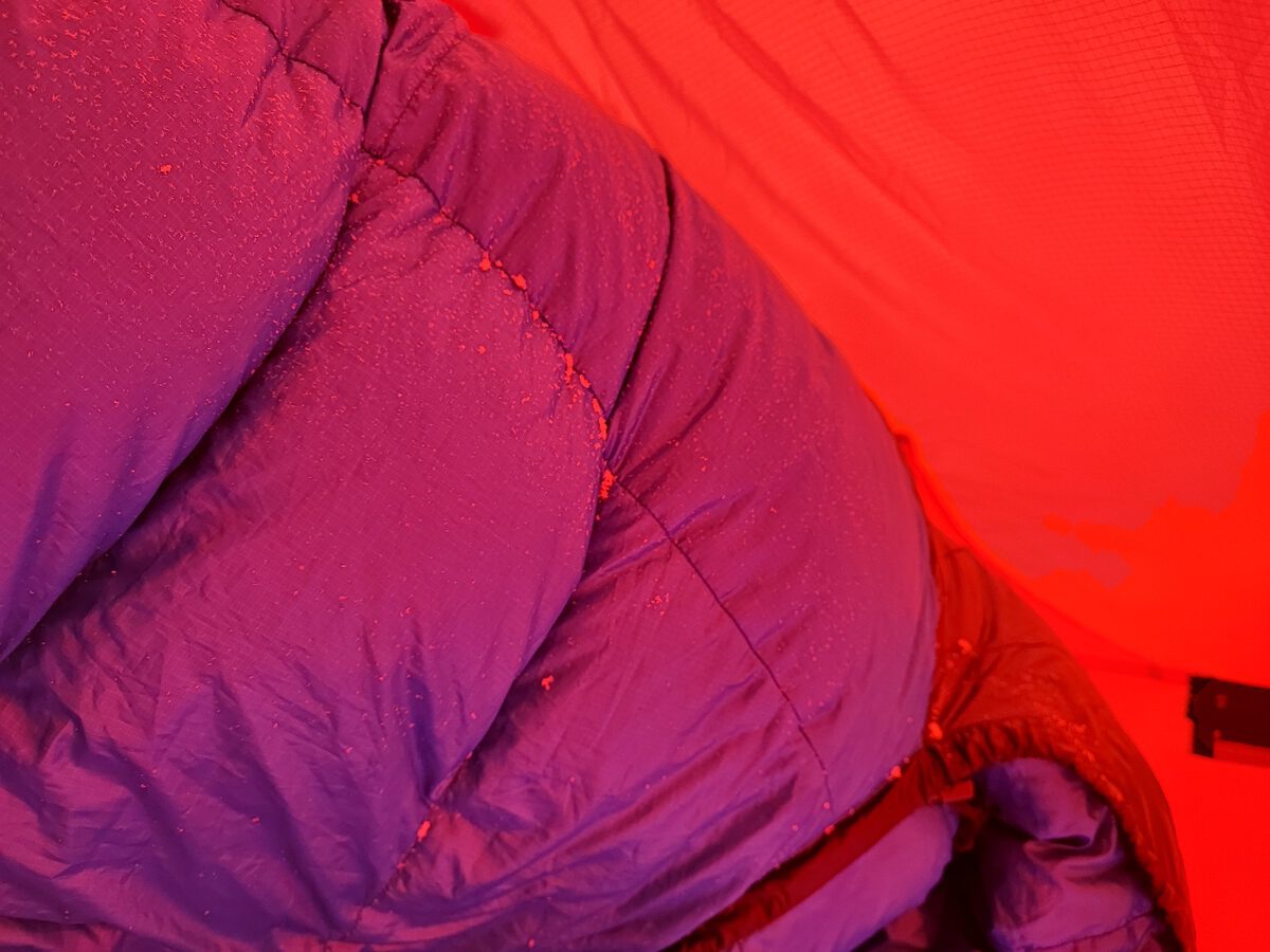 Der rieselnde Reif bleibt auf dem Winterschlafsack liegen (Foto: Malte Hübner)