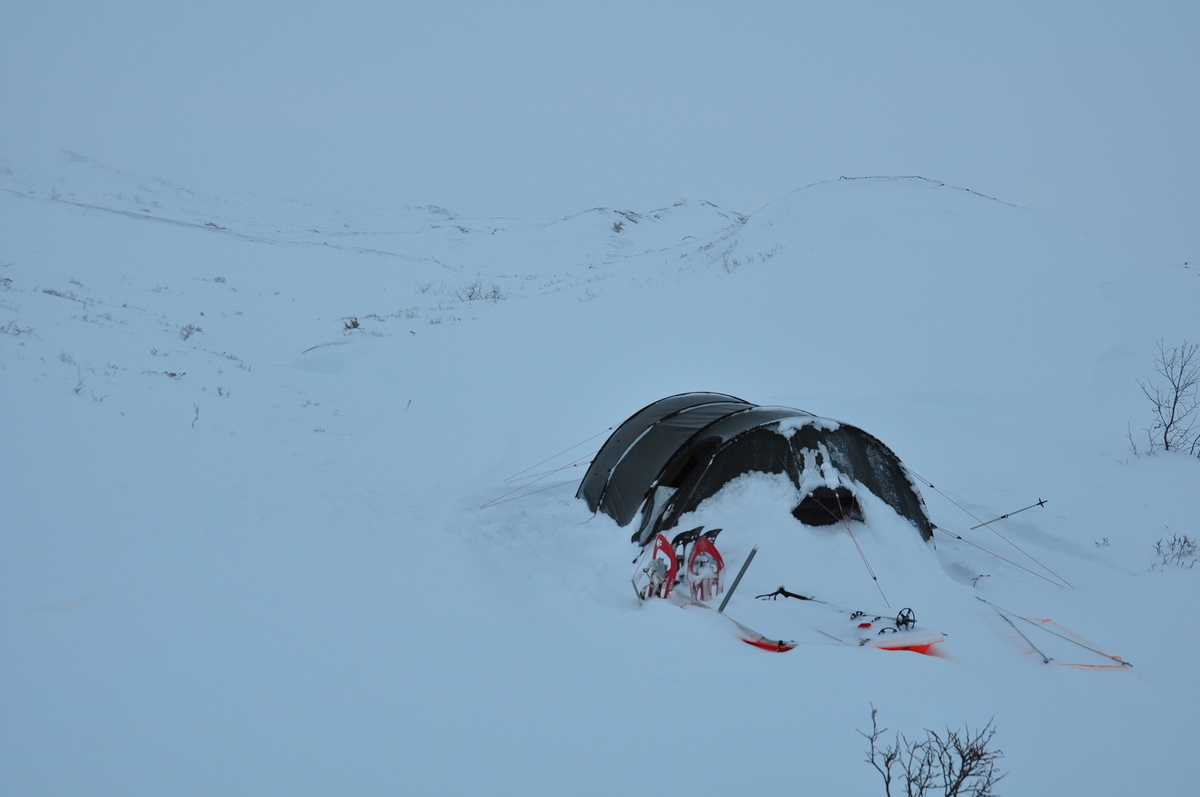 Der Schnee hat sich auf der windabgewandten Seite gesammelt. Das Tunnelzelt stand also richtig ausgerichtet zum Wind. (Foto: Malte Hübner)