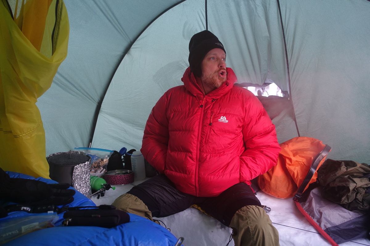 Bei großer Kälte hilft auch im Zelt nur die dicke Daunenjacke (Foto: Lutz Grünke)