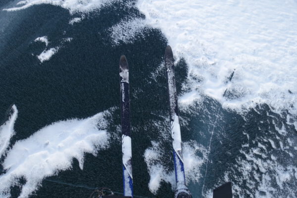 Eis überqueren mit Ski und Pulka (Foto: Malte Hübner)