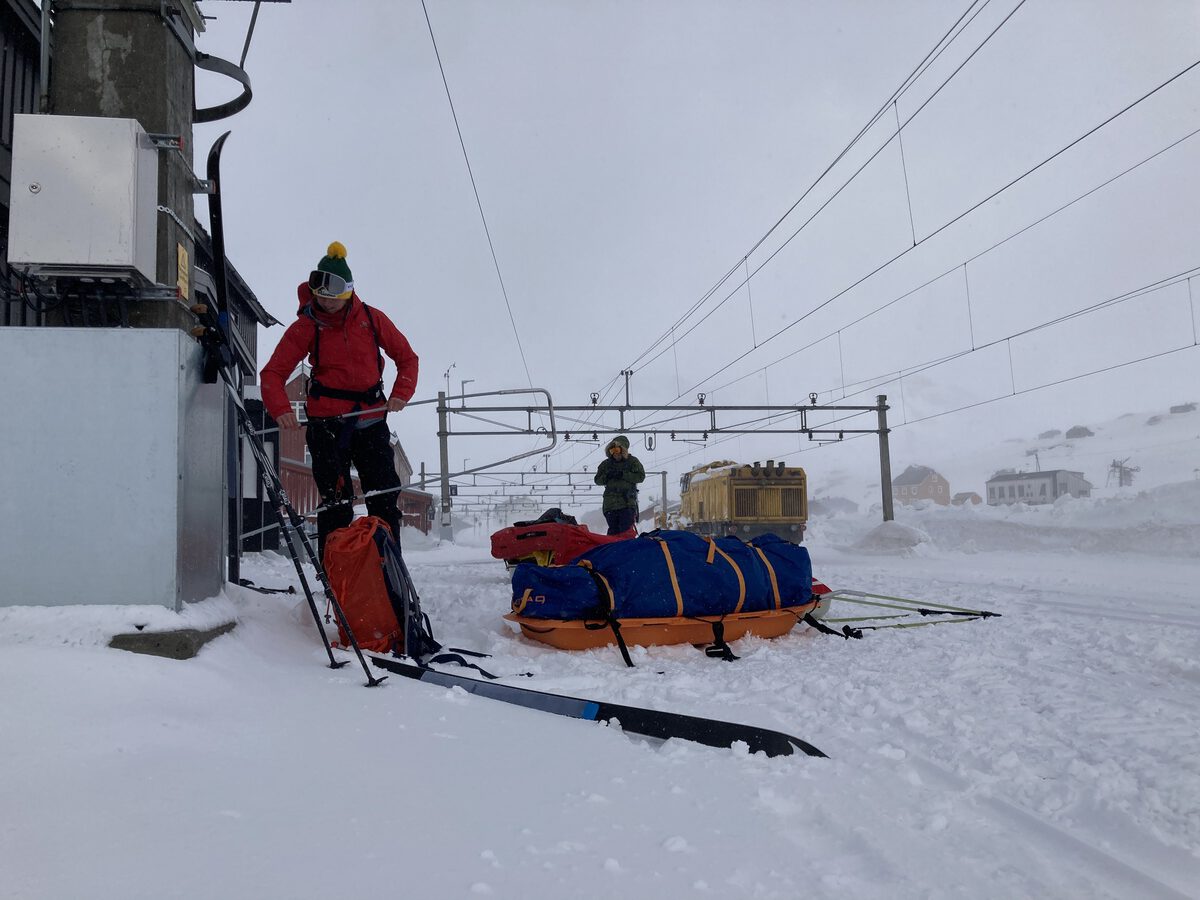 Umpacken am Bahnhof Finse im Schneetreiben (Foto: F. Hordt)