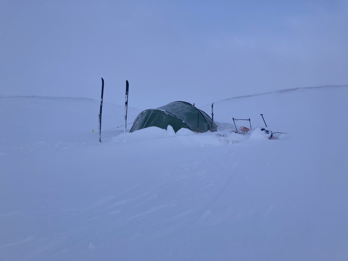 Um unserer Zelt auf dem See liegt morgens viel Neuschnee (Foto: F. Hordt)